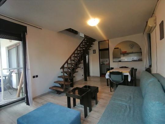 Delimično renoviran troiposoban dupleks 73m2-Sajam