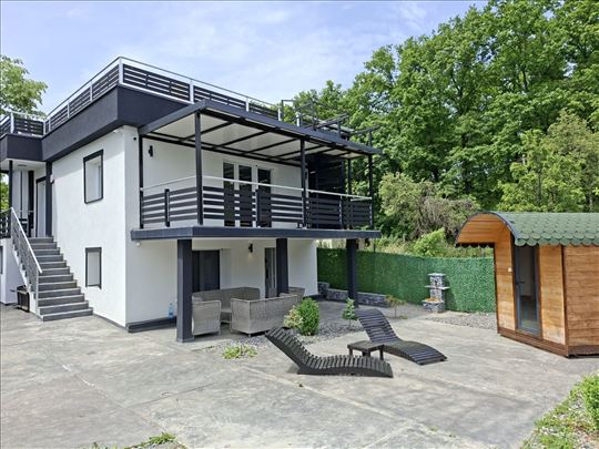 Moderna kuća sa dvorištem, odmah posle Avale