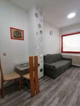 Nameštena garsonjera 19m2,klima, terasa -N.Naselje