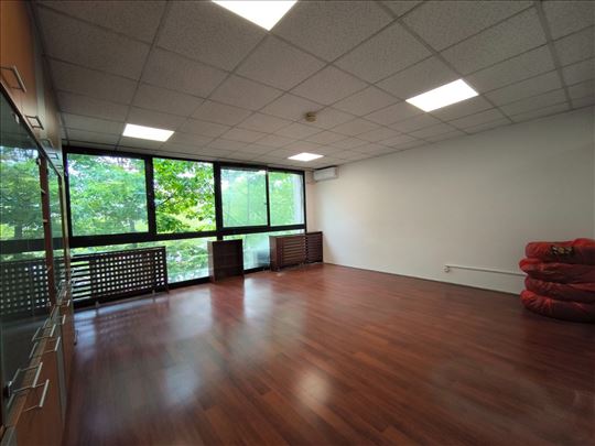 Poslovni prostor površine 200 m²