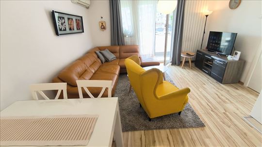 Renoviran 61m2, 2.5, Svetao,Top lokacija, Namešten