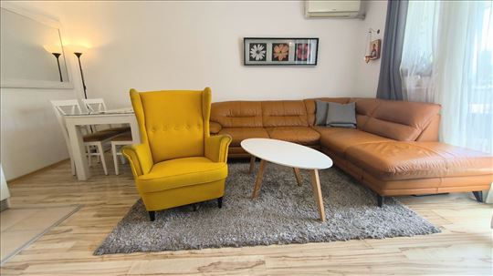 Renoviran 61m2, 2.5, Svetao,Top lokacija, Namešten