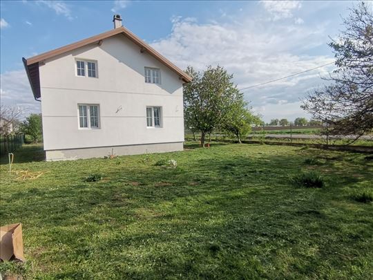 Stari Banovci Kuća na spr.160m2 sa placem 7,6 ari