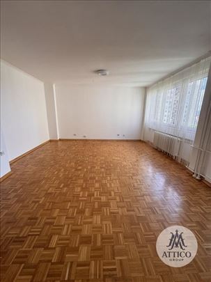 Unikatno opremljen svetao stan na mirnoj lokaciji