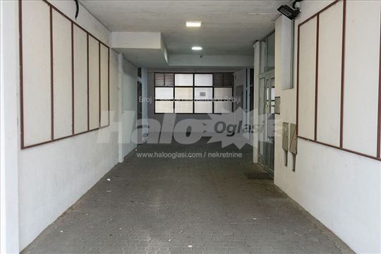 izdajem garazno mesto na vozdovcu