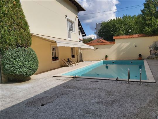 Kuća od 400 m2 sa bazenom, Medaković 3
