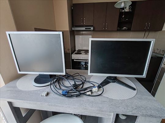 2 LCD monitora – Samsung + Fujitsu Siemens 