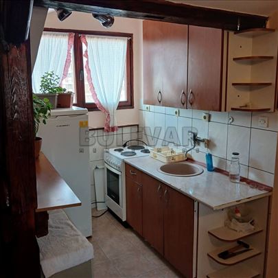 Izdaje se dvosoban stan na Crvenom pevcu, 52m2, gr