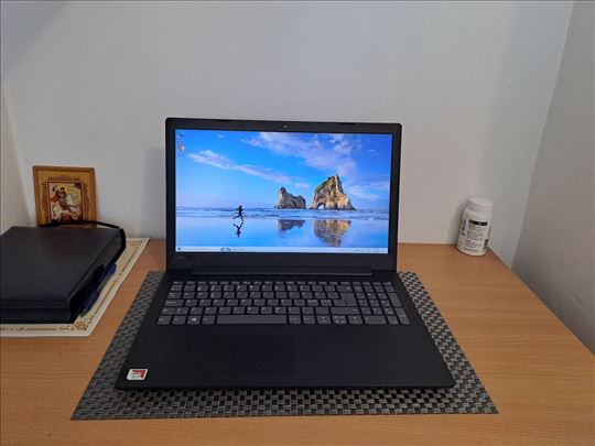 Lenovo 15.6 inca / SSD 256GB, RAM DDR4 4GB