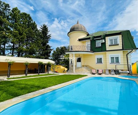 Popovica | Vila 650 m² | 20 ari placa sa teniskim