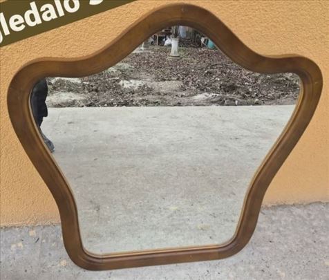 Sto za sminkanje sa ogledalom