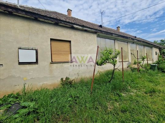 Kruščić – Kuća na skoro jutro placa sa zasadom leš