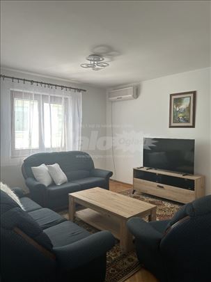Namešten dvoiposoban stan u Bilećkoj