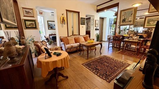 Profesorska kolonija - Jedinstven salonac, garaža 
