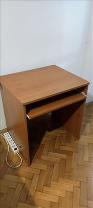 Očuvani radni ili kompjuterski sto