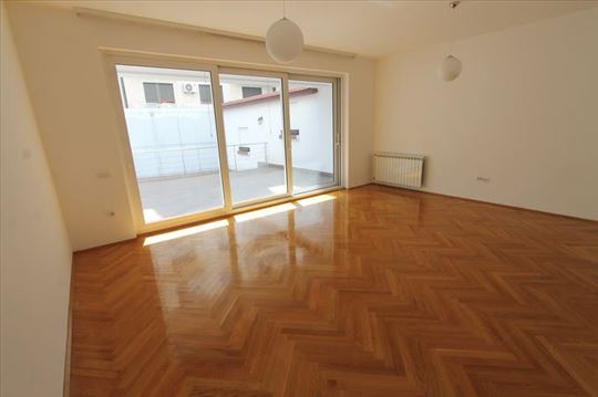 Odličan,prostran stan za pp,garaža,Hram, ID 5525