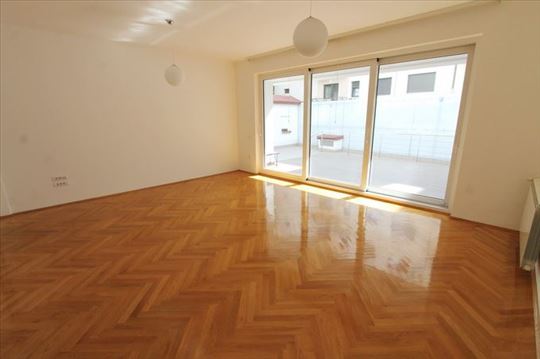 Odličan,prostran stan za pp,garaža,Hram, ID 5525