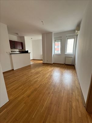 Prodajemo odličan 2,0 stan 50m2,T kod Autokomande