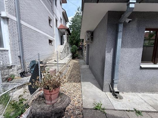 Banovo brdo, vertikala, u blizini Kosutnjaka. ID#2