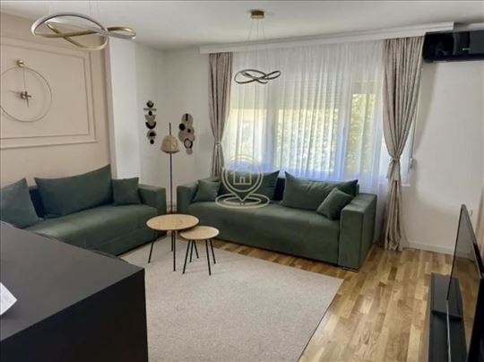 Elegantan stan u novogradnji sa garažom i video na
