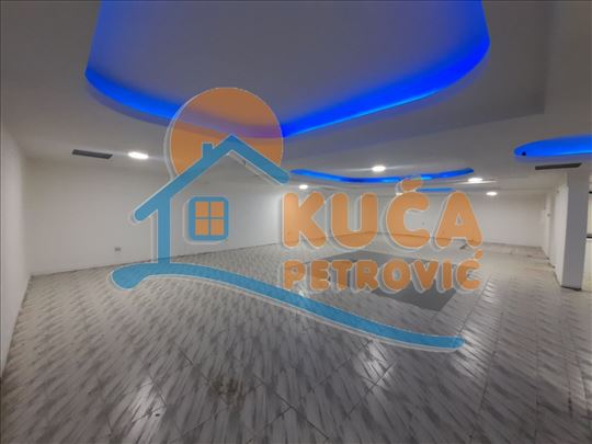 Izdaje se poslovni prostor u pešačkoj zoni, u cent