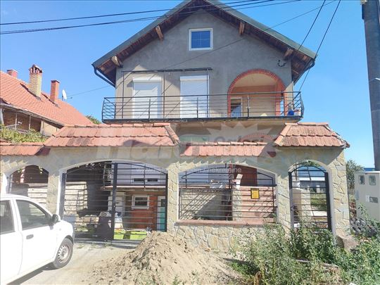 Izdajem lepu, dvospratnu kuću u boljevcima