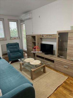 Jednoiposoban stan - 40m2 + parking - Detelinara