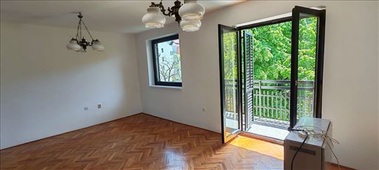 Stan 58m2 na I spratu, osunčan, dvoiposoban