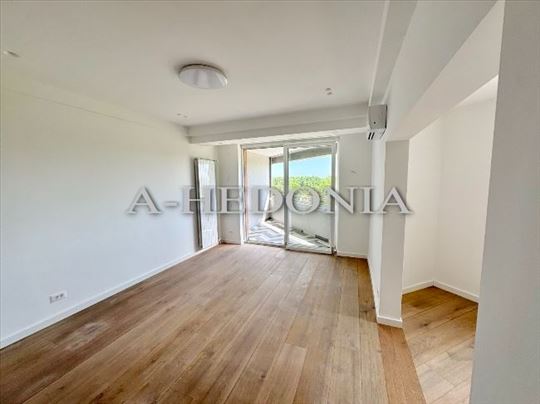 YUBC, Bul. M. Pupina, 3.0, renoviran, pogled