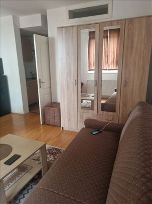 Izdaje se nameštena garsonjera, Trg Kosturnica