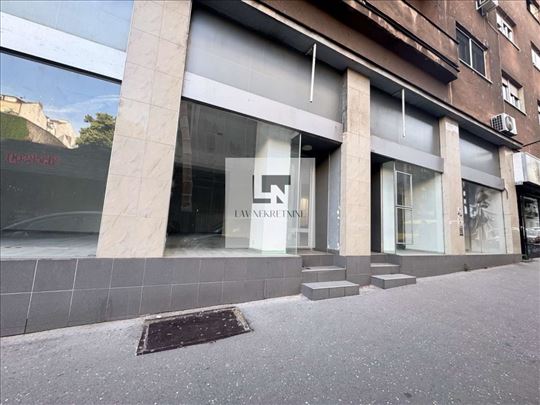 Simpatican lokal u centru grada sa velikim izlogom
