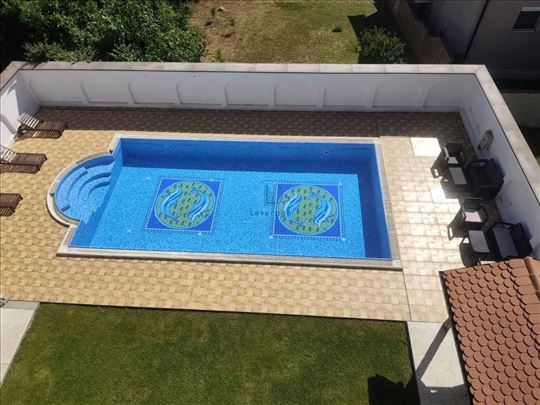 Lux potkrovlje sa bazenom, Jajinci, 99m2