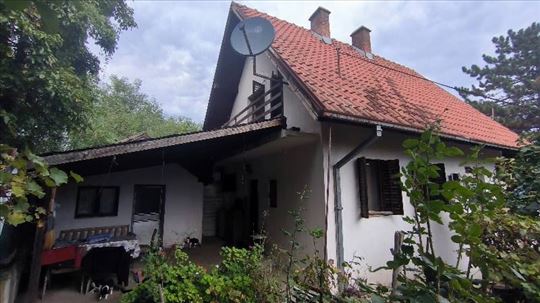 Porodična kuća okružena zelenilom – Ripanj