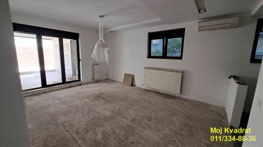 Voždovačka crkva - Bože Jankovića, 70m2 + T140m2 