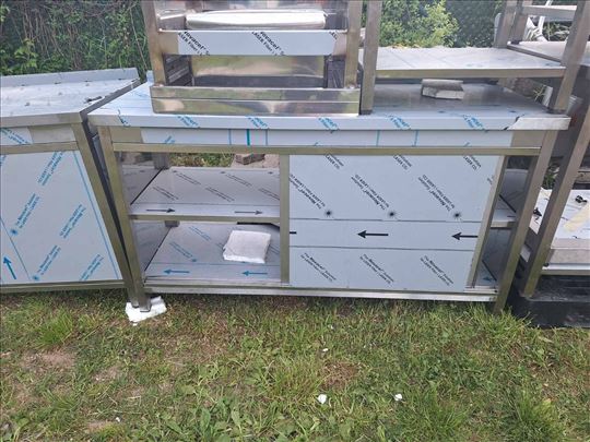 Zatvoreni prohromski stolovi neutralni sa policama