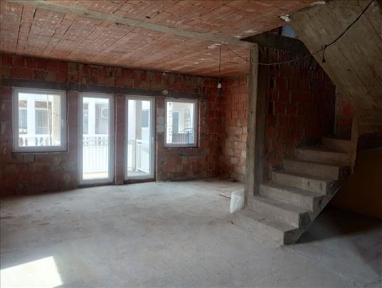 Zemun polje, 100m2 + terasa