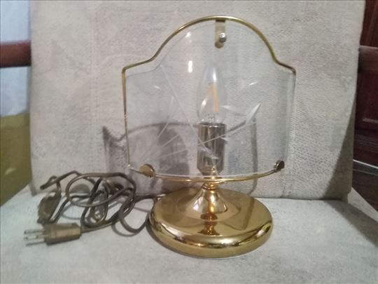 stona lampa sa rezbarenim staklom
