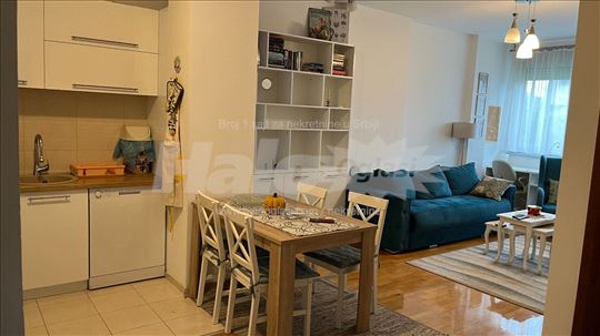 Namešten stan kod Aviv parka, novogradnja