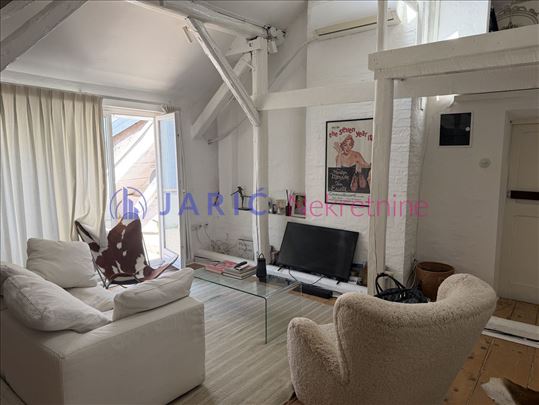 Penthouse duša Starog grada: 90m² čiste umetnosti.