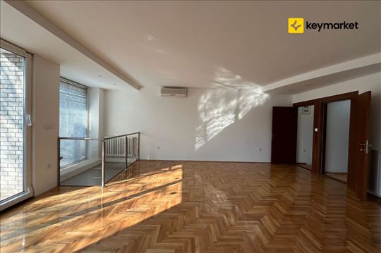 Vertikala sa garažom i dvorištem (karingtonke) 