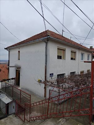 Železnik,50,dvosoban,I-spr.,iznad kosi krov,garaža