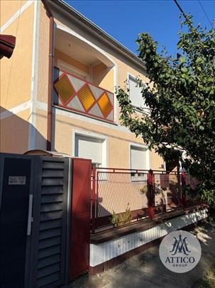 Kuća sa dva odvojena stana i pomoćnim objektima