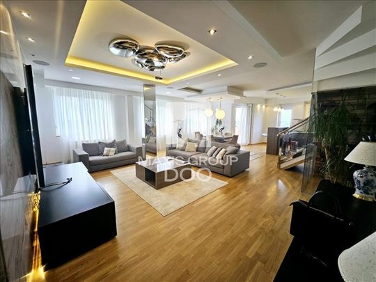 Lux 3.5 stan penthaus sa garažnim mestom