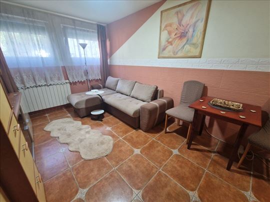 Nameštena garsonjera na traženoj lokaciji! Useljiv