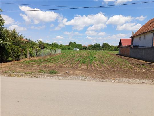 Odlična lokacija u Jakovu - gradjevinski plac 19ar