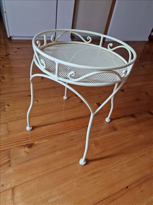 Stočić od kovanog gvožđa u Shabby chic stilu