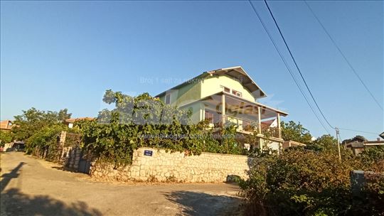Velika kuća sa velikim terasama i pogledom na more