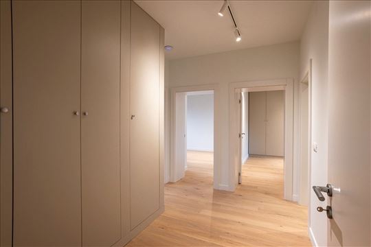 5.0 / 2 parking mesta / Resavska