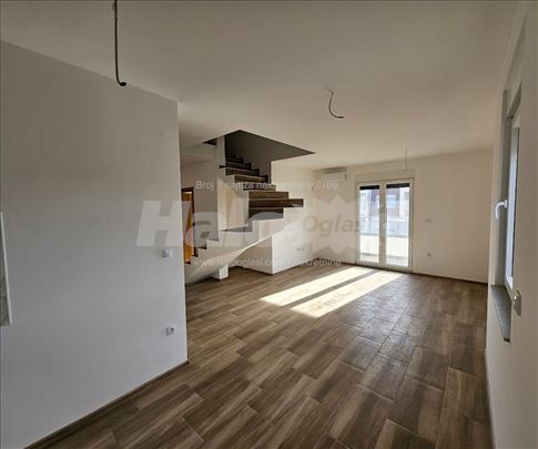 Duplex, useljiv, tri spavaće sobe, dva kupatila