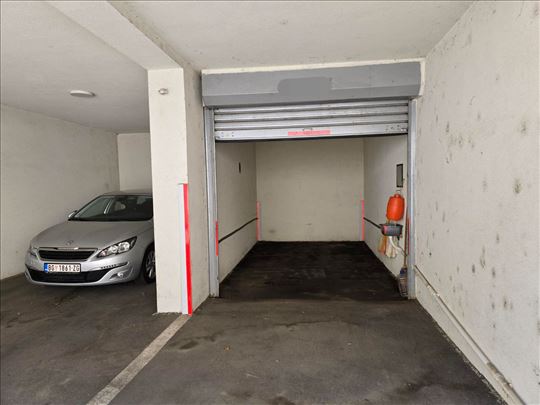 Prodaja 2 mesta 24m2 sa boskom: Zemunske kapije